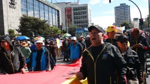 Gremios sindicales de Quito, Latacunga, Guayaquil, Cuenca y Loja marchan por el Día del Trabajador