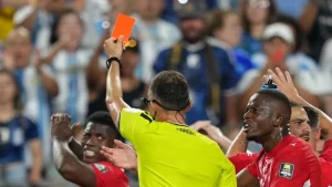 La IFAB reconoce un error en la expulsión de Embolo ante Argentina en el Mundial