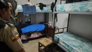 Policía investiga muerte de una agente en dormitorio policial de Quito