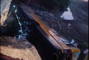 El bus que transportaba trabajadores de una camaronera registra 33 citaciones y no cumplió la revisión técnica vehicular de 2025 y 2026.